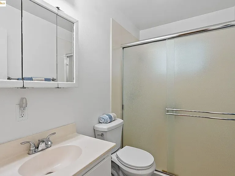 718 Sarah St — Photo 11