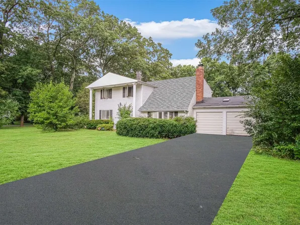 2 Westcliff Dr, Mount Sinai, NY 11766