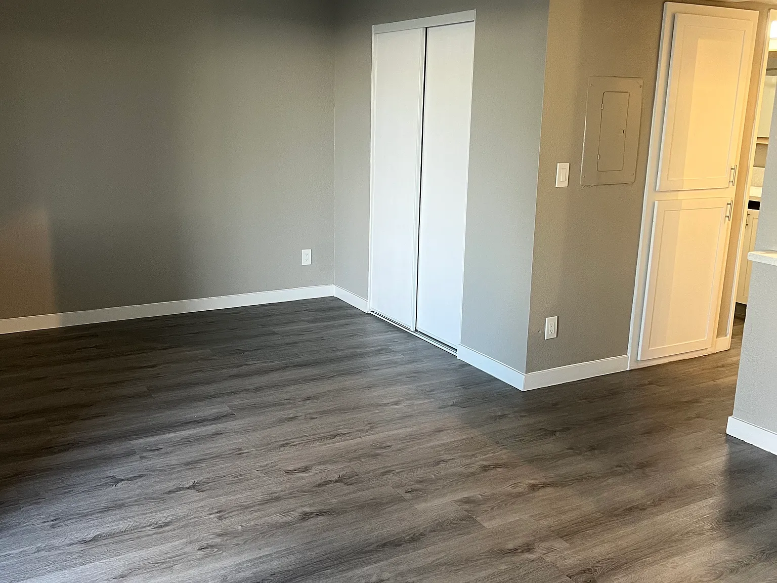 Studio, 400 sqft, $851 — Photo 3