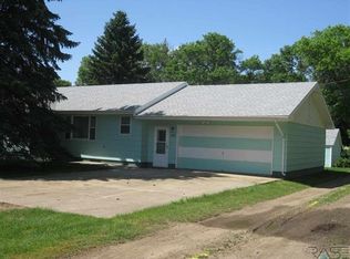 340 W Walnut St, Canistota, SD 57012