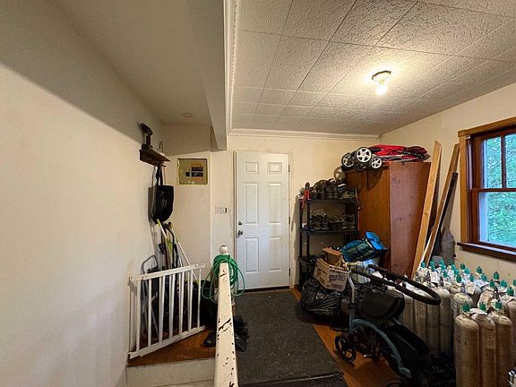 5th image of 4716 48th Ave