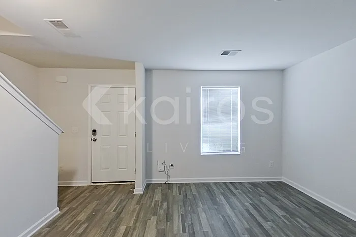4 bed, 2.5 bath, 2009 sqft, $2,095 — Photo 2