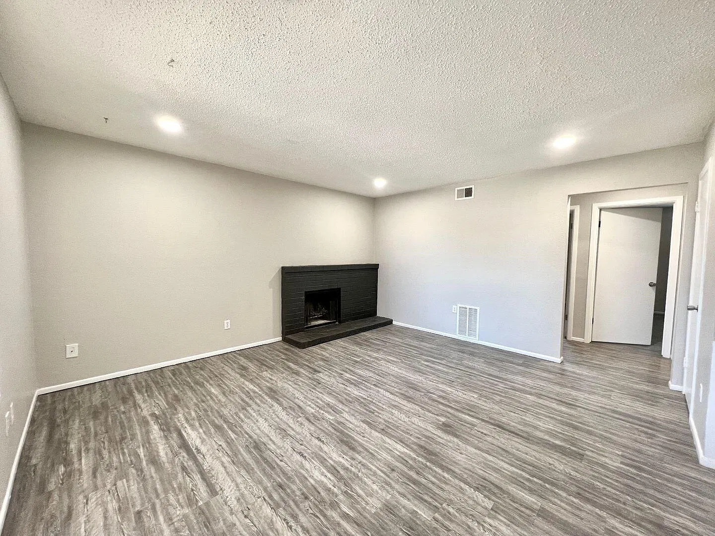 2 bed, 1.0 bath, 800 sqft, $850 — Photo 3