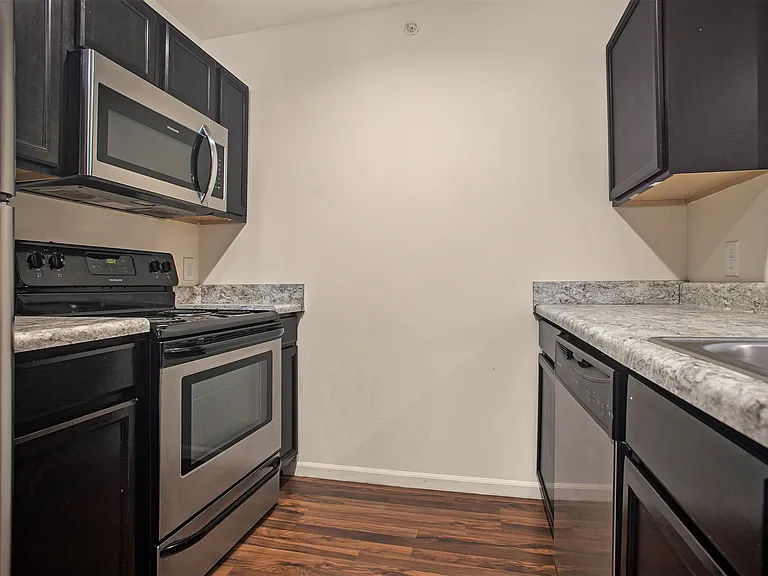 2621 Redwood Ave — Photo 8