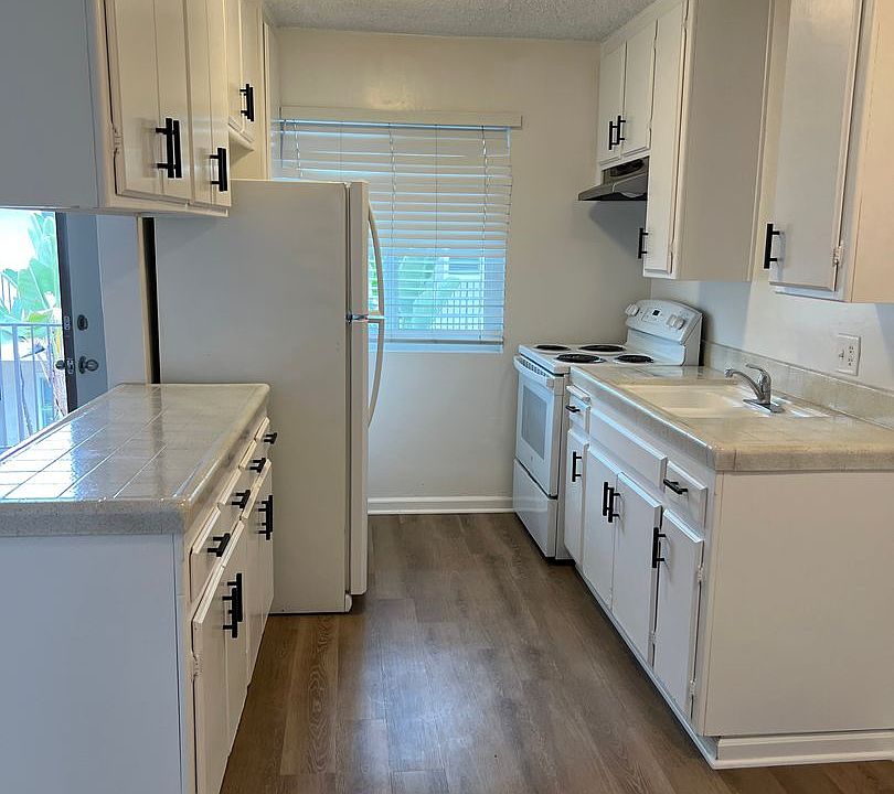 1st image of 3036 Hawthorn St APT 18
