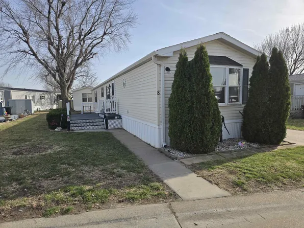 8 Durwood Ln, Hastings, NE 68901