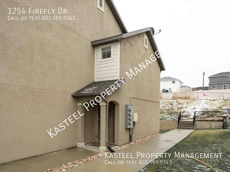 Spacious Townhome, 2 Car Garage, in Whispering Willows — Photo 2
