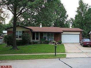 5667 Hidden Cove Ln, Florissant, MO 63034