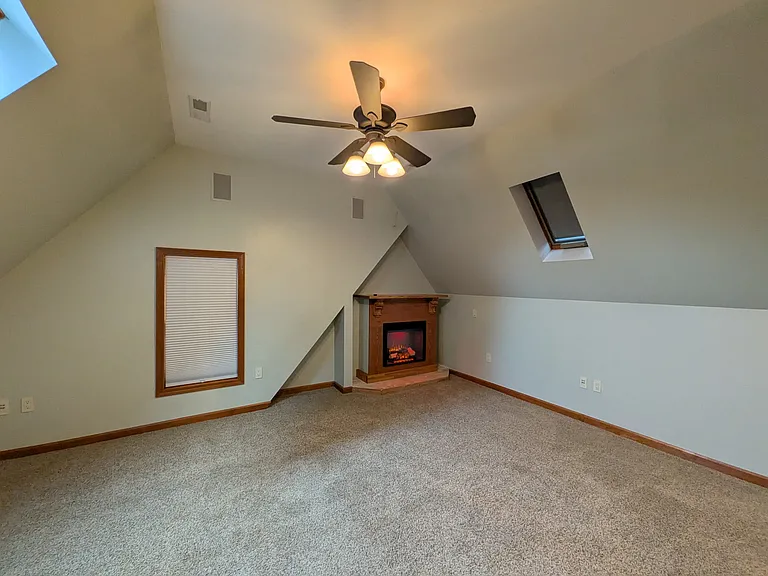 704 E West St — Photo 14