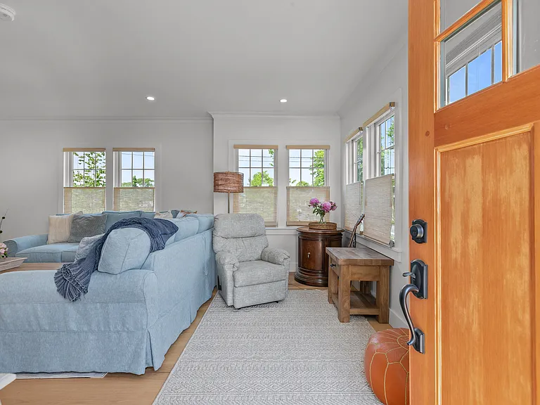 109 Carroll Ave — Photo 4