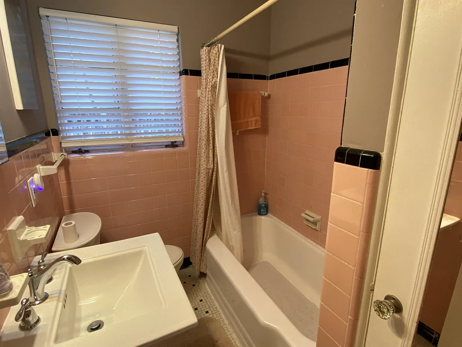 117 N Ferncreek Avenue - 1 — Photo 3