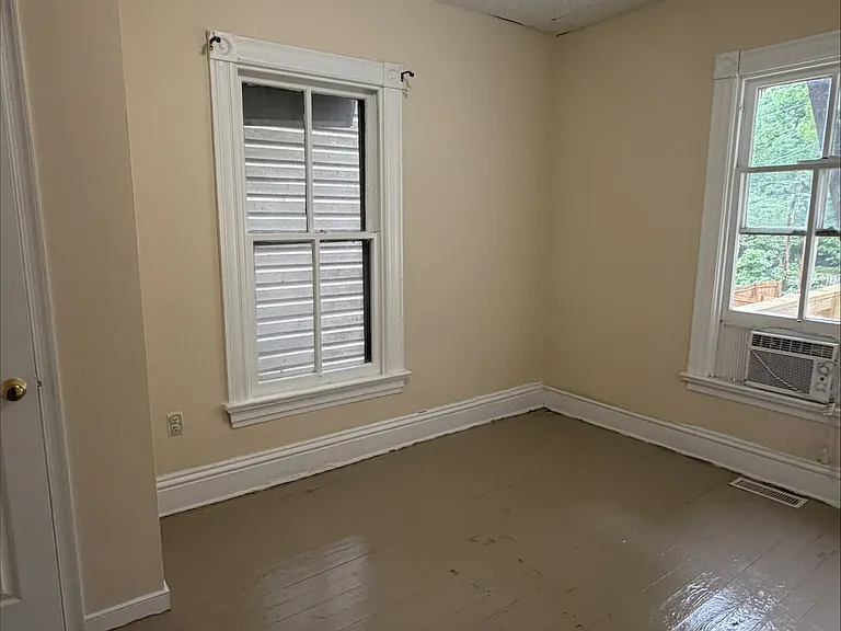 618 S Laurel St — Photo 12