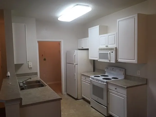 Ground Floor - 2 Bedrooms, 2 Bathrooms — Photo 2
