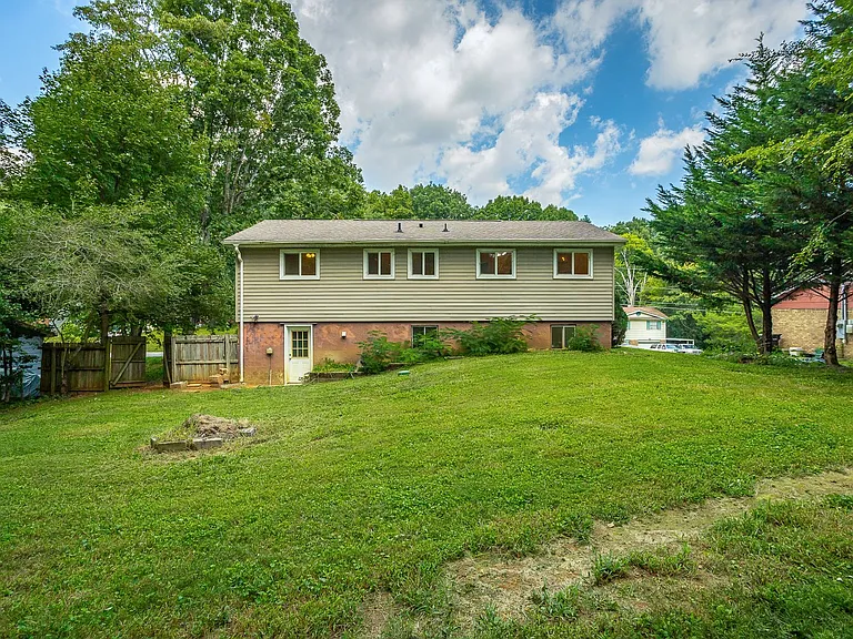 1364 Meadowood Dr — Photo 44