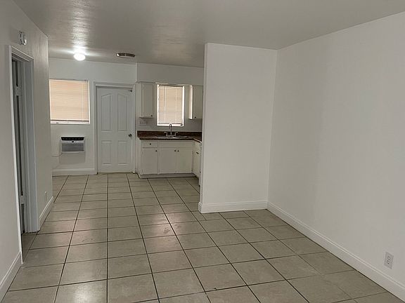 3rd image of 915 NE 16th Ter #3