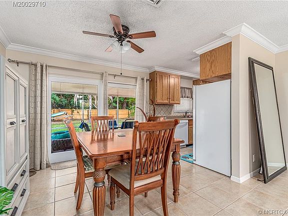 5th image of 1387 SE Petunia Ave