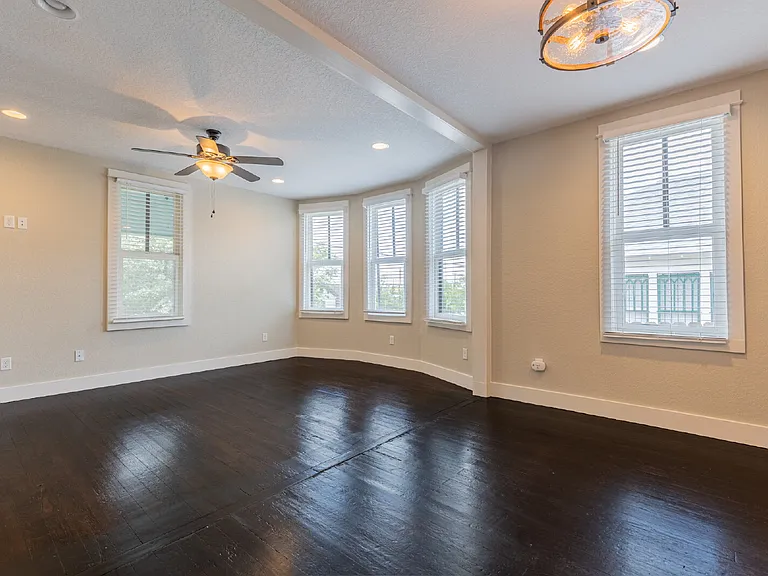 1121 E Crockett St — Photo 6
