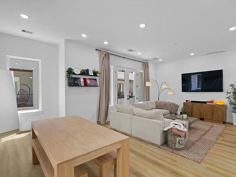3026 Live Oak St — Photo 12