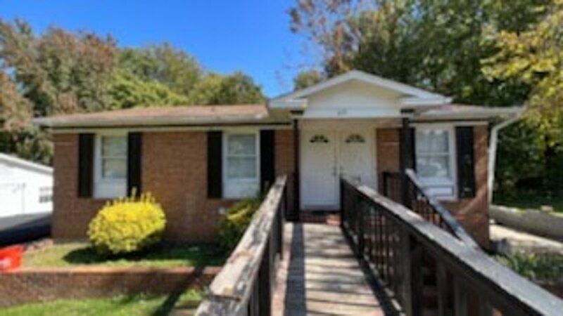 1st image of 822 Holt Ave #B2