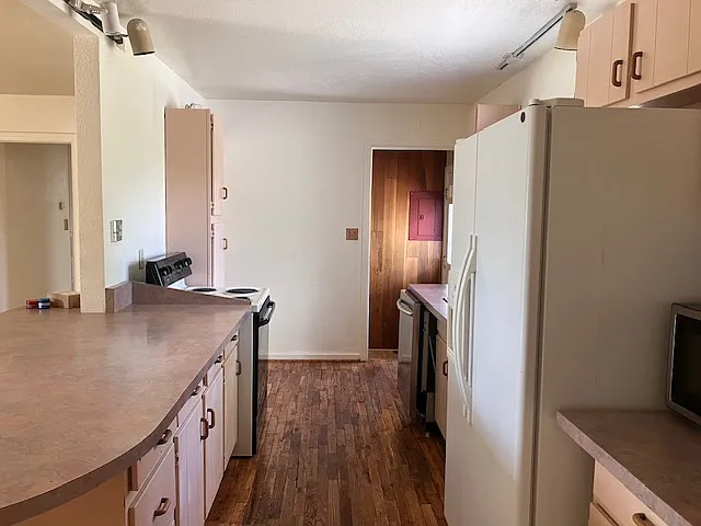 1923 Thornburgh Dr — Photo 2