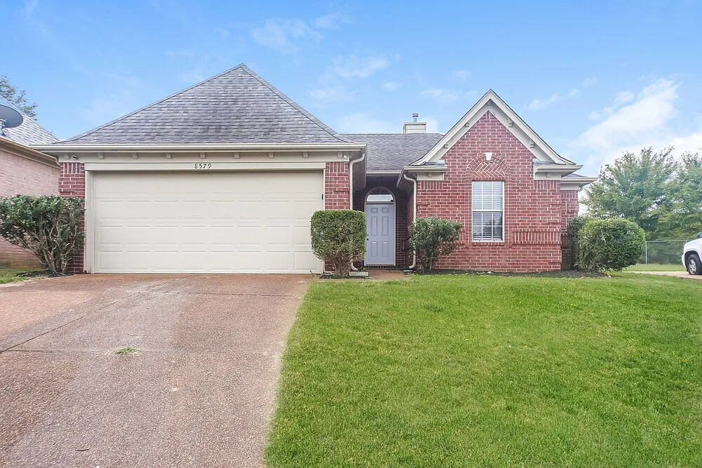3 bed, 2.0 bath, 1354 sqft, $1,695 — Photo 1