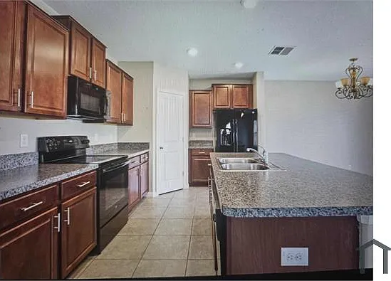 4 bed, 1869 sqft, $4,510 — Photo 3