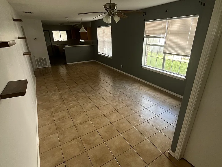 421 Palm Valley Cir — Photo 8