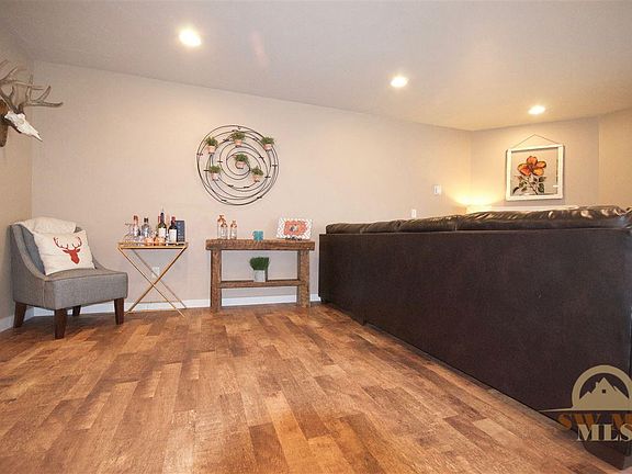 4th image of 935 Forestglen Dr #1
