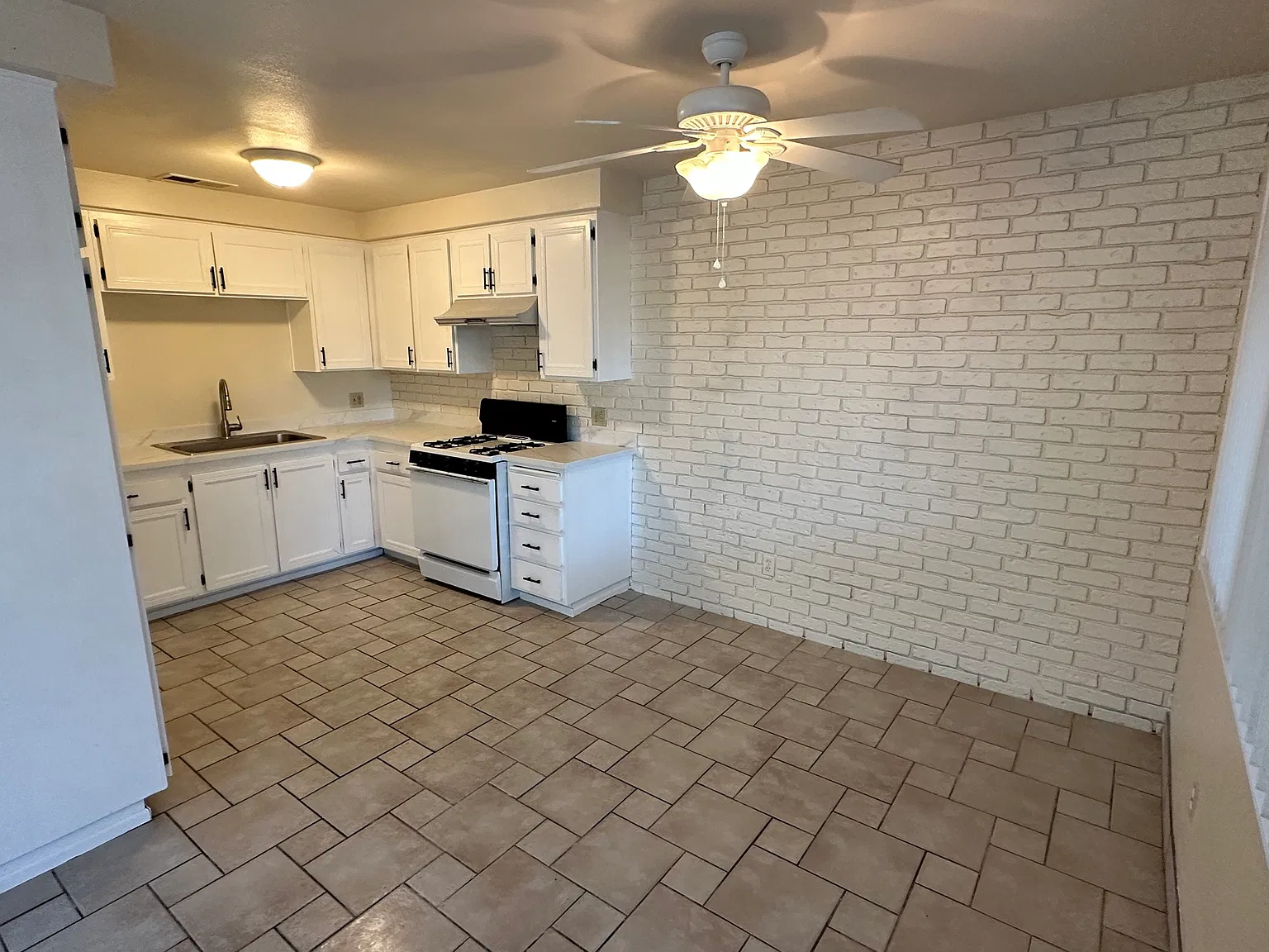 3 bed, 1.5 bath, 990 sqft, $2,980 — Photo 3