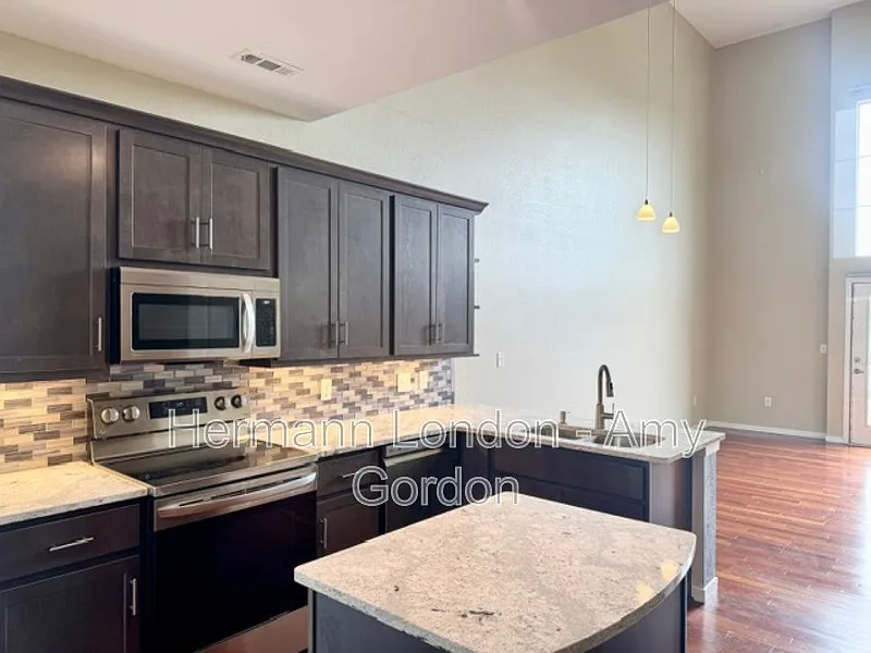 1 bed, 1.5 bath, 868 sqft, $1,795 — Photo 4
