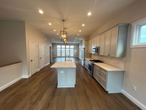 4th image of 140 W 13th St