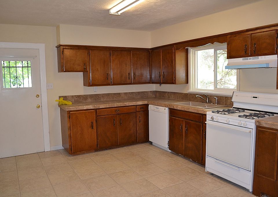 2nd image of 559 E Center St