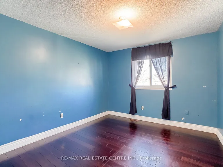3725 Althorpe Cir N — Photo 28