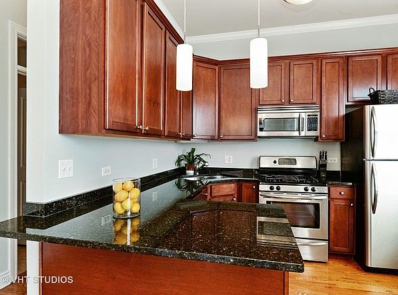4th image of 1054 W Diversey Pkwy #2S