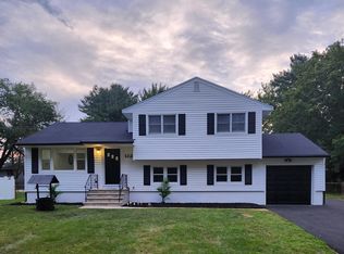 132 Sweetmans Ln, Manalapan, NJ 07726