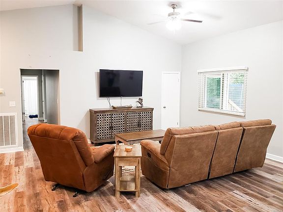 4th image of 391 Garrett Ln