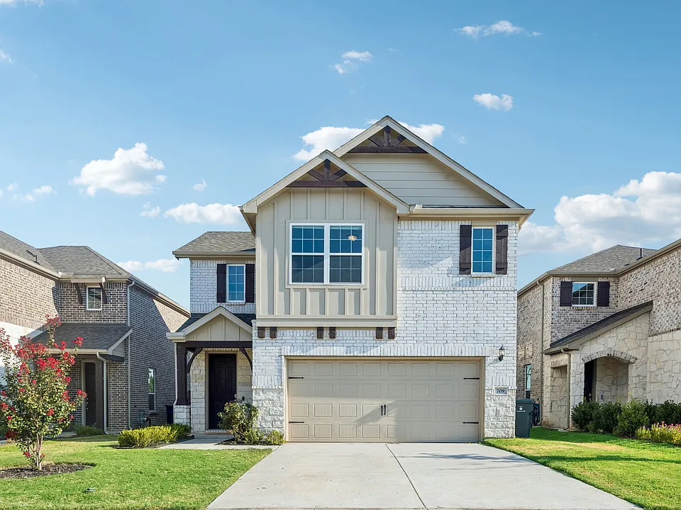 709 Creekwater Ln