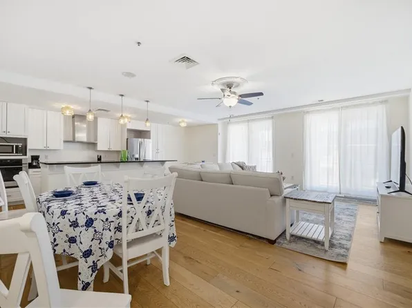 3738 Sandpiper Rd APT 437B, Virginia Beach, VA 23456