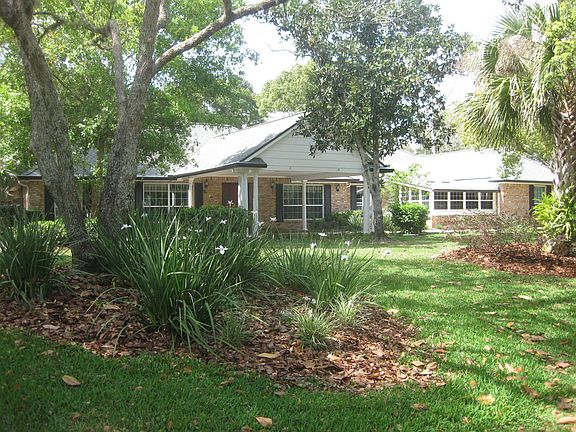 park like setting features primarily heat tolerant Florida native plants