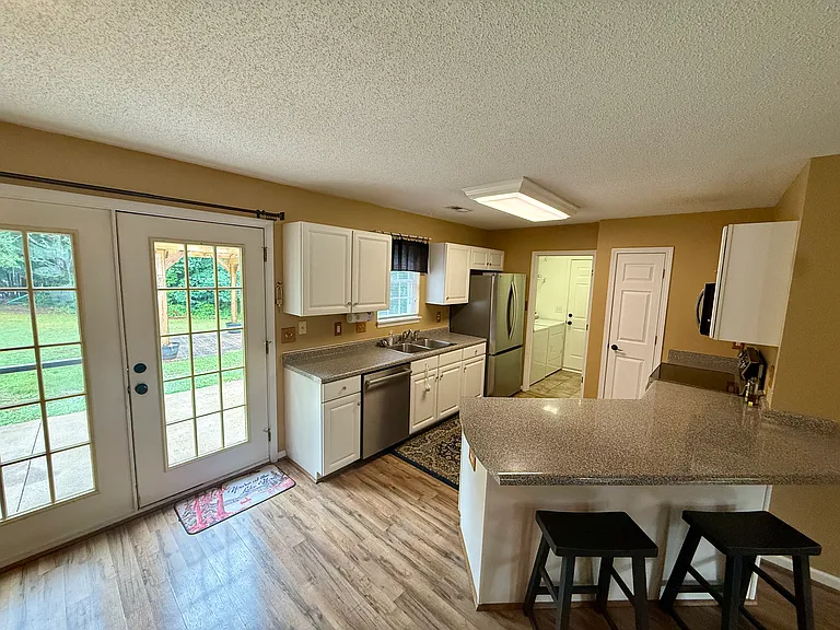 405 Whispering Ln — Photo 7