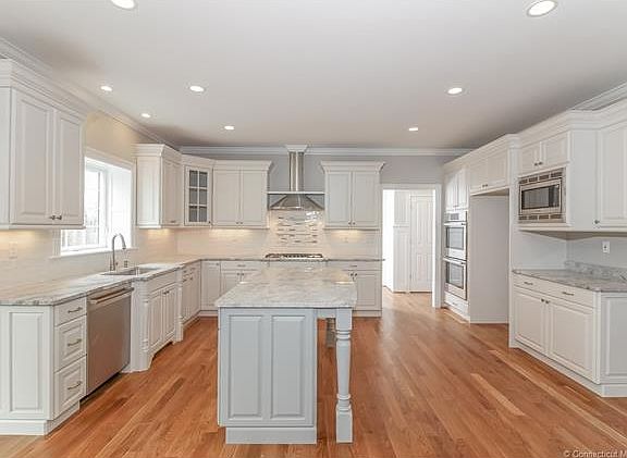 Huge bright kitchen opens u...