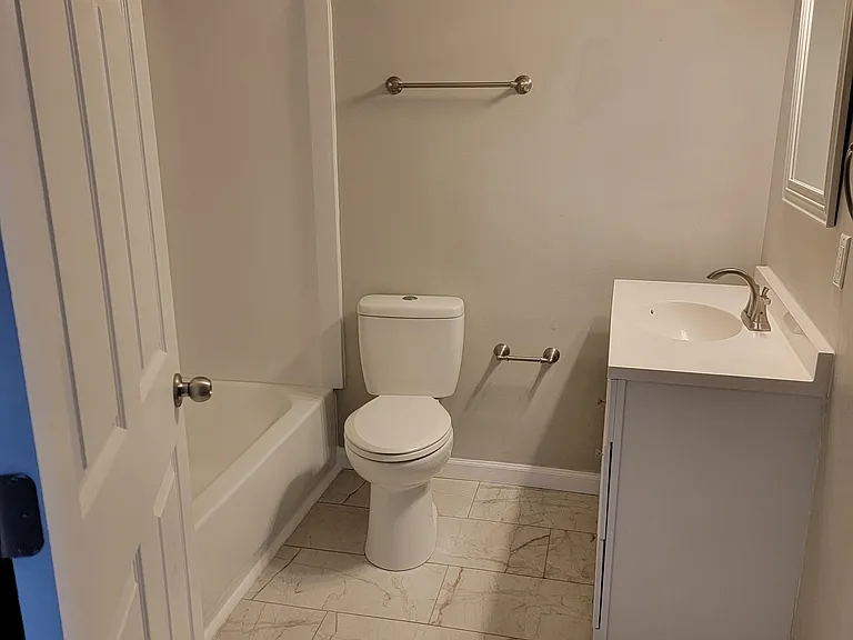 Full bathroom with shower/tub combo