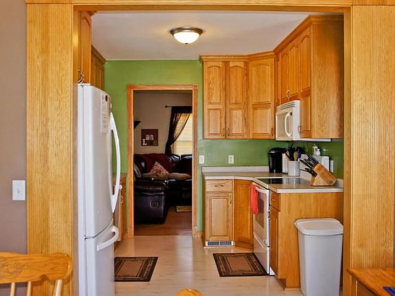 5th image of 121 2nd Ave W