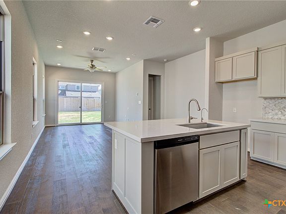 4th image of 882 Farmhouse Trl