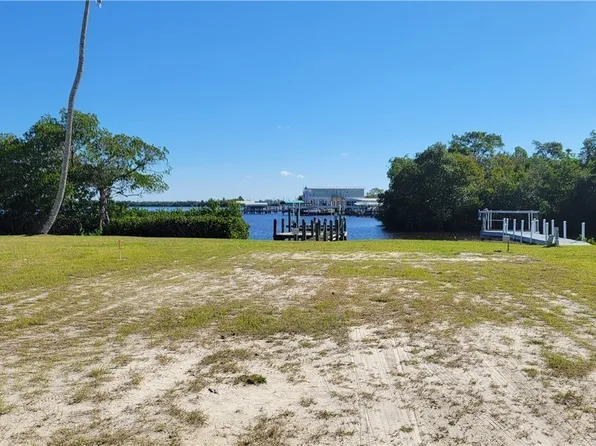 323 Shoreland Dr, Fort Myers, FL 33905