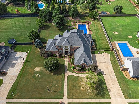 4th image of 355 Barnstone Ln