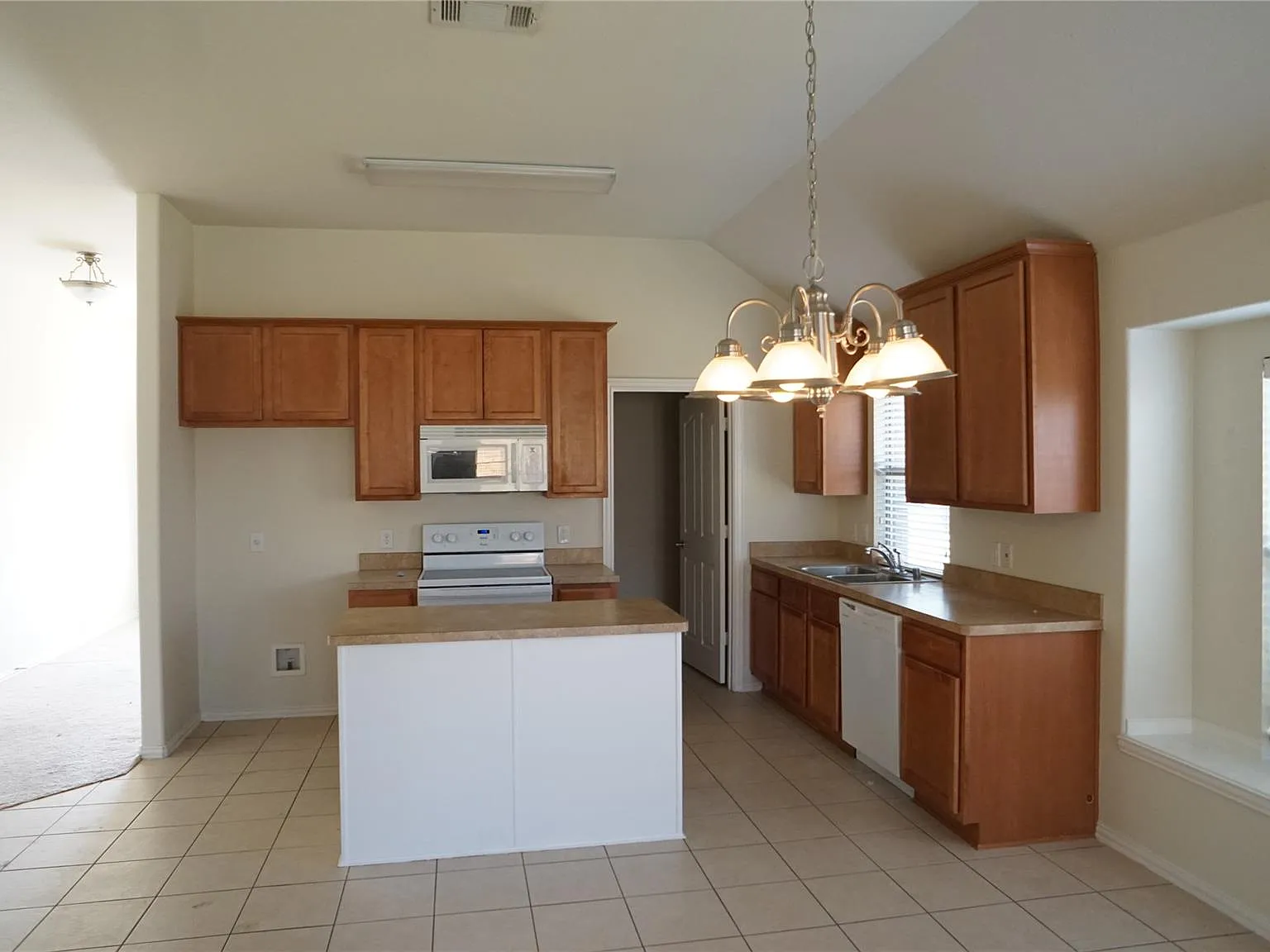 4 bed, 2044 sqft, $2,300 — Photo 4