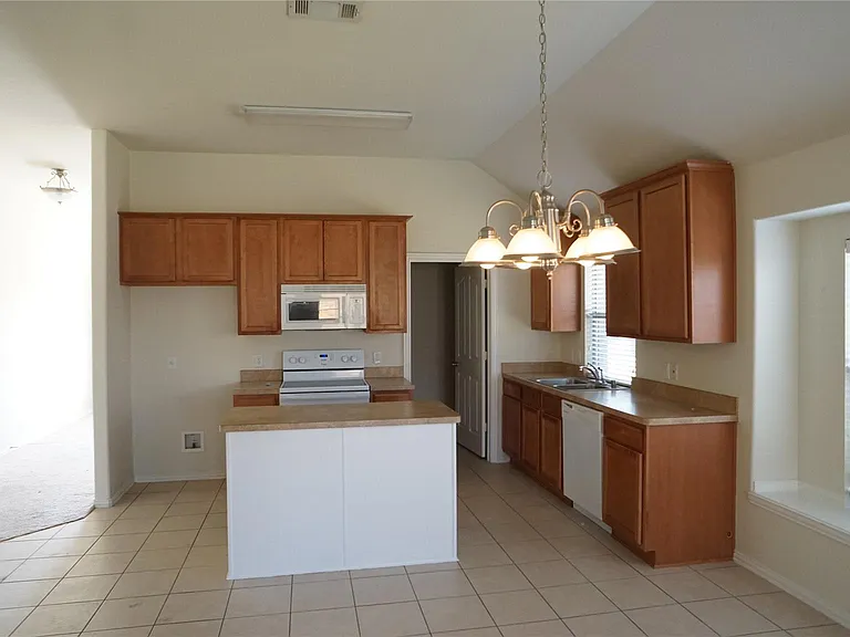 2409 Deerwood Dr — Photo 4