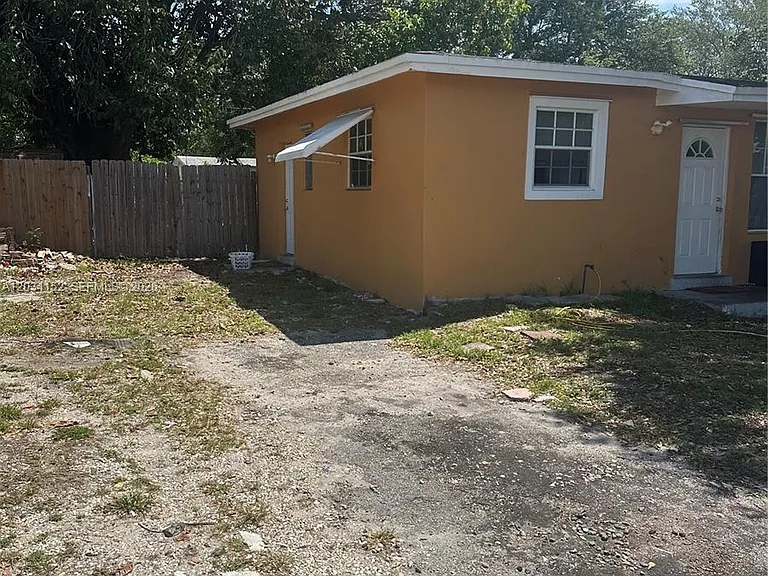 4141 SW 32nd Dr — Photo 9