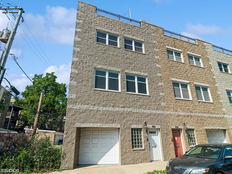 916 N Elizabeth St — Photo 1